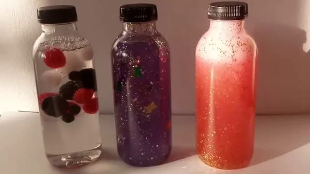 Jak stworzyć butelkę sensoryczną z klejem dla dzieci i jej korzyści Jak stworzyć butelkę sensoryczną z klejem dla dzieci i jej korzyści