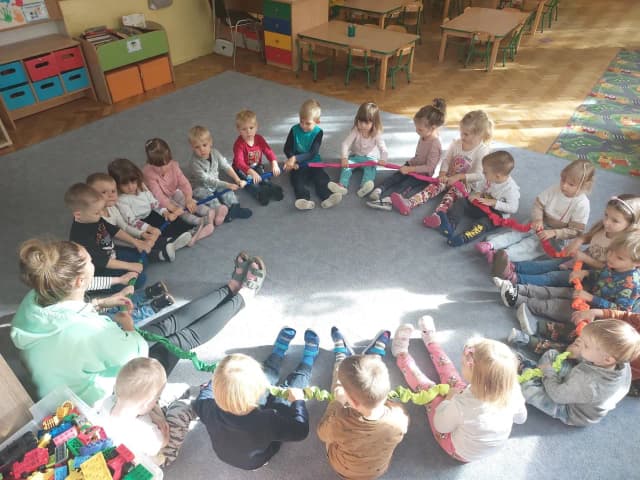 Jak zrobić guma sensoryczna – łatwy przepis na kreatywną zabawę Jak zrobić guma sensoryczna – łatwy przepis na kreatywną zabawę