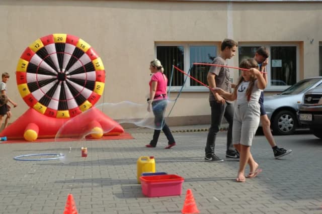 Najlepsze zabawy plenerowe dla dzieci i rodziców – aktywne spędzanie czasu na świeżym powietrzu Najlepsze zabawy plenerowe dla dzieci i rodziców – aktywne spędzanie czasu na świeżym powietrzu
