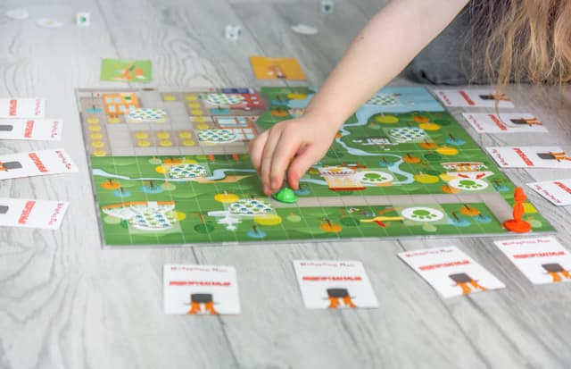 Najlepsze gry planszowe dla dziewczynki 10 lat, które rozweselą i uczą Najlepsze gry planszowe dla dziewczynki 10 lat, które rozweselą i uczą