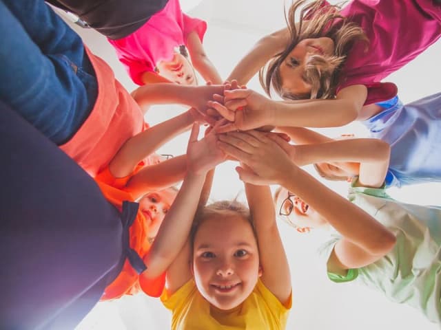 Najlepsze zabawy integracyjne dla dzieci – buduj relacje i dobrą atmosferę w grupie Najlepsze zabawy integracyjne dla dzieci – buduj relacje i dobrą atmosferę w grupie