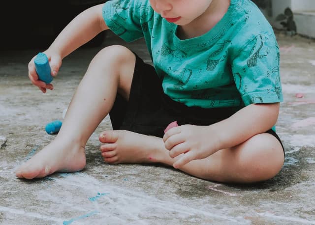 Nadwrażliwość sensoryczna u dzieci: jak zrozumieć i wspierać malucha Nadwrażliwość sensoryczna u dzieci: jak zrozumieć i wspierać malucha