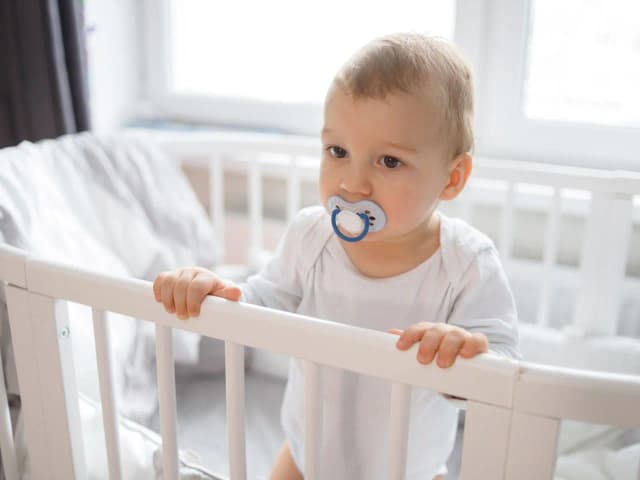Jak wybrać bezpieczne i wygodne łóżeczko dla rocznego dziecka? Praktyczne porady Jak wybrać bezpieczne i wygodne łóżeczko dla rocznego dziecka? Praktyczne porady