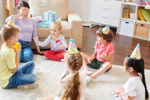 Pomysły na zabawy karnawałowe dla dzieci i rodziców – jak spędzić czas kreatywnie Pomysły na zabawy karnawałowe dla dzieci i rodziców – jak spędzić czas kreatywnie